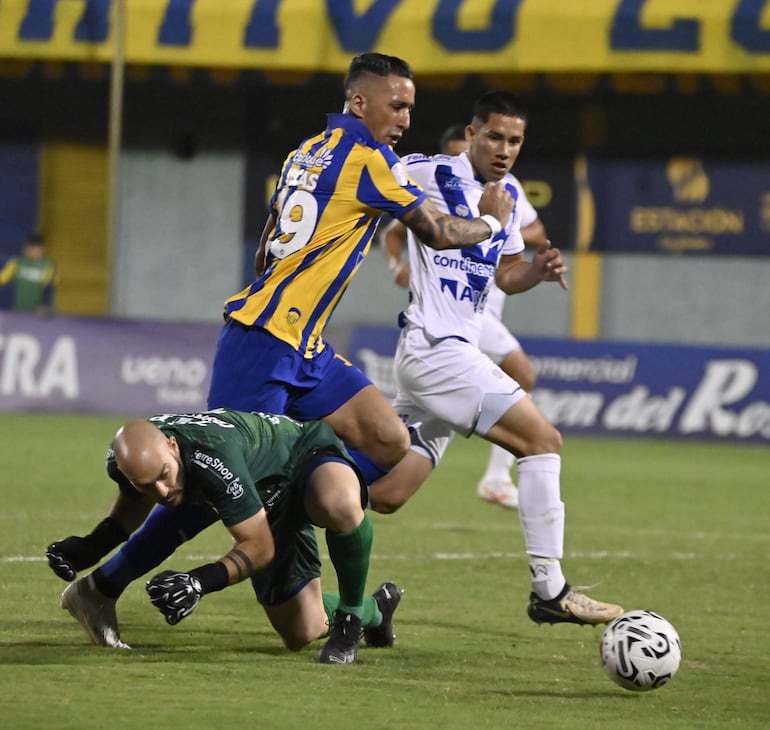 Lucas Barrio elude al arquero de Ameliano, pero la jugada no terminó en gol por la rápida acción del defensor rival.