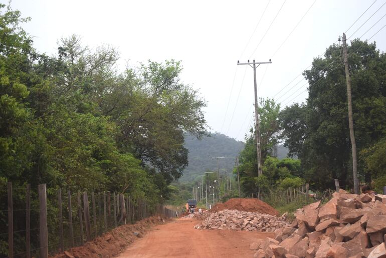 Construcción de empedrado en acceso a la casa quinta del diputado Héctor Bocha Figueredo, en Carapeguá.