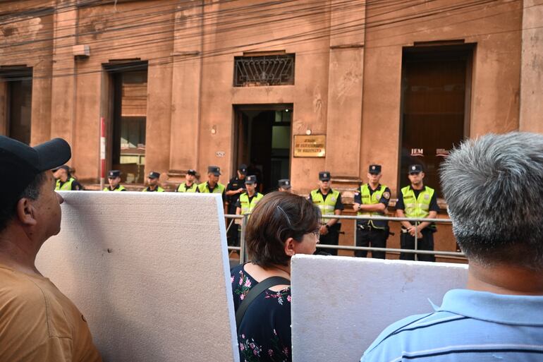 Mitín del Partido Paraguay Pyahura frente a la sede del Jurado de Enjuiciamiento de Magistrados (JEM).