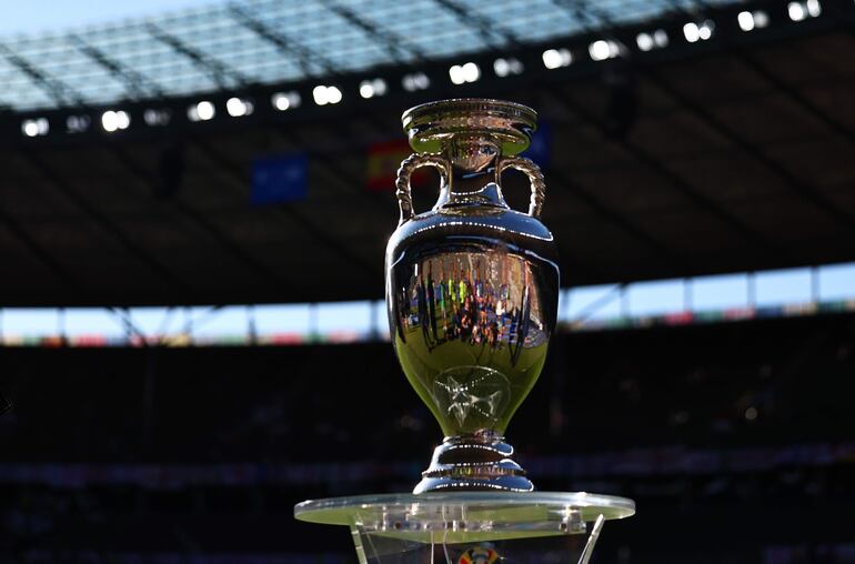 El trofeo de la Eurocopa aguarda en el estadio Olímpico de Berlín por la final entre España e Inglaterra.