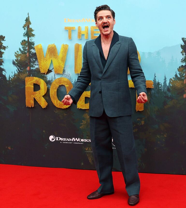 El actor chileno-estadounidense Pedro Pascal asistió de traje gris al estreno de la película 'The Wild Robot' en el BFI London Film Festival. 
(EFE/EPA/ANDY RAIN)
