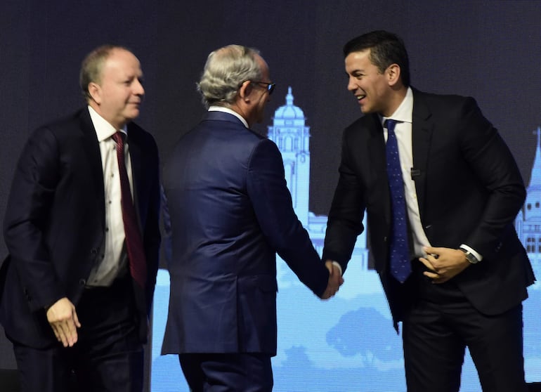 Roberto Zeal, presidente de CEAL, saluda al presidente de la República, Santiago Peña. Fue durante el evento de inauguración de XXXV Asamblea Plenaria.