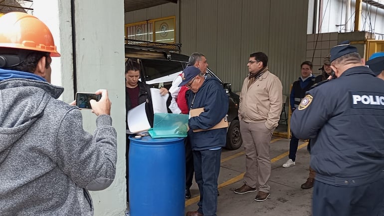 Agentes de la Policía en la planta de embutidos de Ochsi, en San Lorenzo.