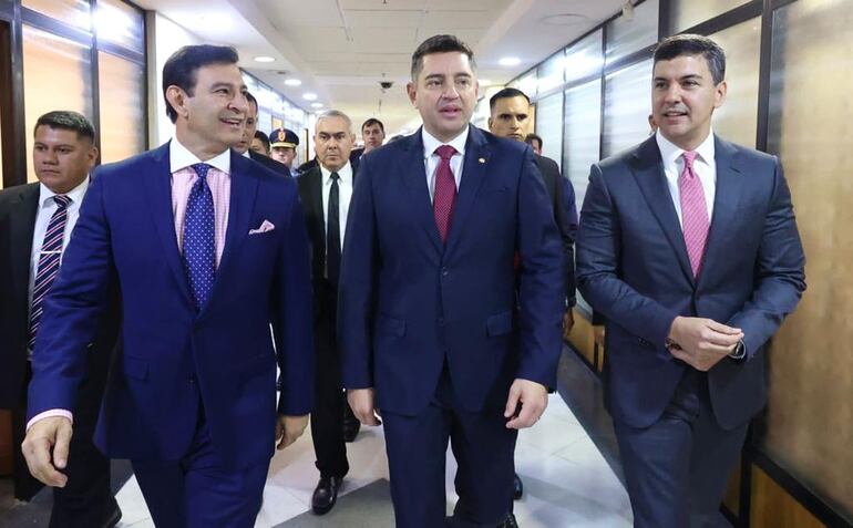 El presidente del Senado, Silvio "Beto" Ovelar recibiendo a Santiago Peña y Pedro Alliana en el Congreso de la Nación.