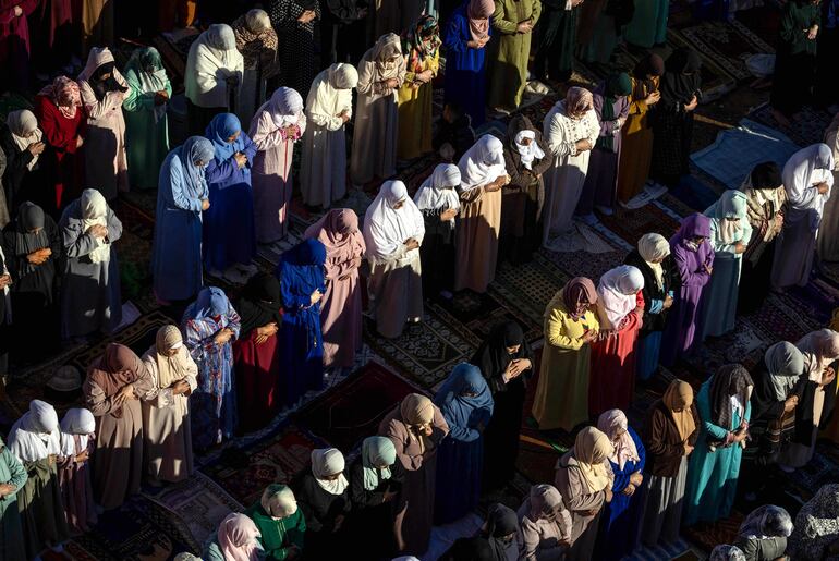 Mujeres musulmanas rezan por el fin del mes sagrado del Islam, el Ramadán, en la capital marroquí, Rabat. 