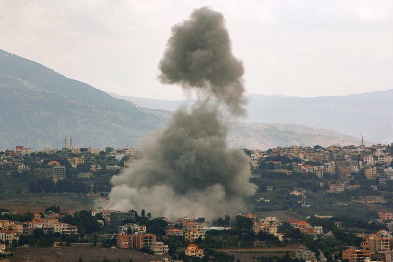 Humo sobre el sitio de un bombardeo israelí sobre la localidad de Khiam, en el sur del Líbano, este lunes.