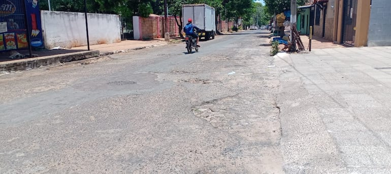 La calle Tte. Adolfo Martínez es otra de las calles que está en pésimas condiciones.