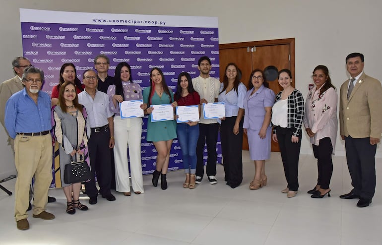 Los ganadores de la categoría adultos, con sus diplomas en mano, junto a organizadores.