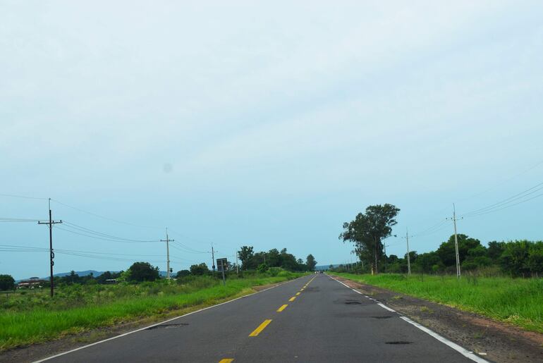 La Ruta PY01 se encuentra abandonada, saturada de peligrosos cráteres.