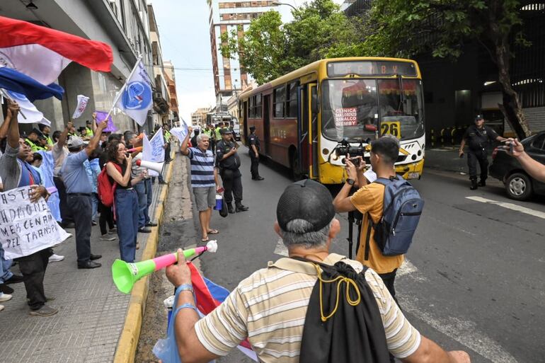 Manifestación contra el pésimo servicio del transporte público en el área metropolitana.