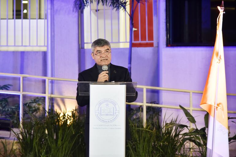 Rector de la Universidad Católica “Nuestra Señora de la Asunción”, Pbro. Prof. Dr. Narciso Velázquez Ferreira.