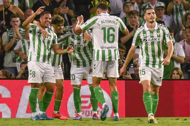 El delantero brasileño del Real Betis Vitor Roque (i) celebra su gol durante el encuentro de la quinta jornada de LaLiga EA Sports que Real Betis y CD Leganés disputan este viernes en el estadio Benito Villamarín de Sevilla.