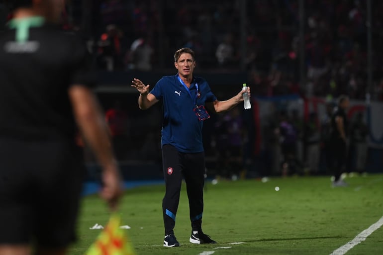 Facundo Sava, entrenador de Cerro Porteño, durante el partido de vuelta de la Fase 2 de la Copa Libertadores contra Curicó Unido por la Fase 2 en La Nueva Olla de Asunción.