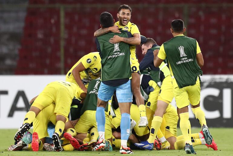 Los jugadores del Sportivo Trinidense celebran el gol de Tomás Rayer en un partido ante El Nacional por la Fase 2 de la Copa Libertadores 2024 en el estadio Rodrigo Paz Delgado, en Quito, Ecuador.