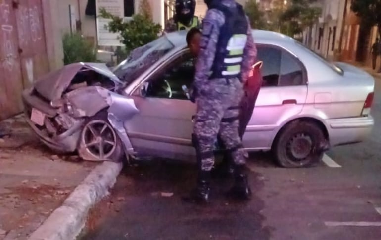 Así quedó el automóvil, prácticamente con la parte frontal destrozada, tras el accidente de tránsito.