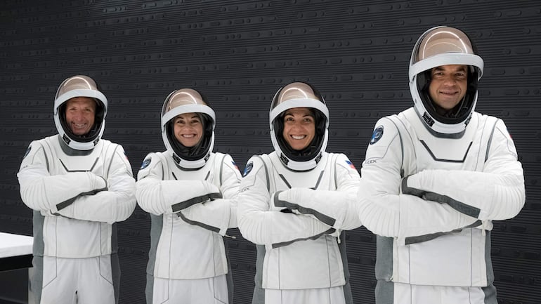 Fotografía cedida por Polaris Program de los cuatro tripulantes de la misión el comandante Jared Isaacman (d), el piloto Scott 'Kidd' Poteet (i), y las especialistas Sarah Gillis (2d) y Anna Menon (2i), posando con sus trajes en el Kennedy Space Center en Merritt Island, Florida (EE. UU). La compañía SpaceX culminó este lunes con éxito las últimas pruebas previas al lanzamiento este martes de la histórica misión tripulada Polaris Dawn, que intentará esta semana la primera caminata espacial comercial y además se colocará a una altitud no alcanzada en más de 50 años.