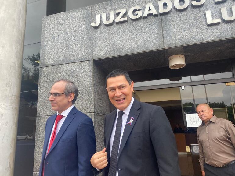 Saliendo de su audiencia en el Juzgado de 1era instancia.