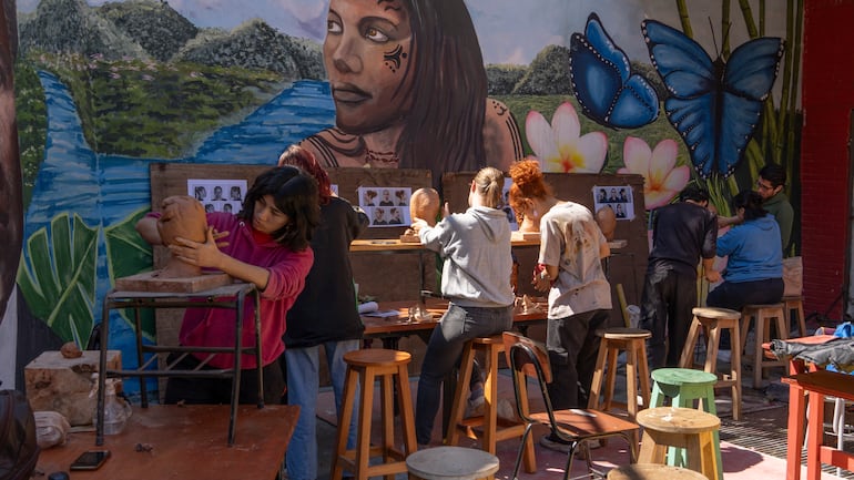 Alumnos trabajan sus proyectos en las instalaciones del ISBA.