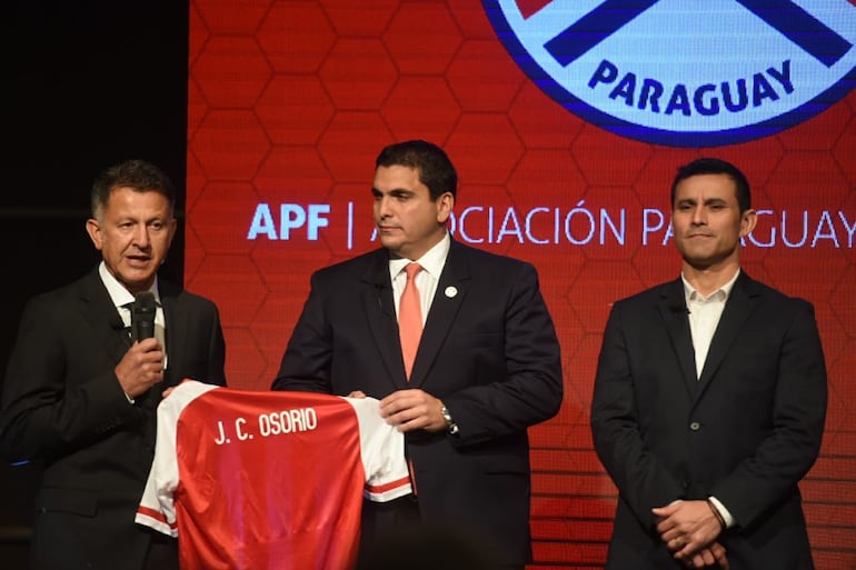 Juan Carlos Osorio, Robert Harrison y Justo Villar, en la presentación del entrenador en 2018.