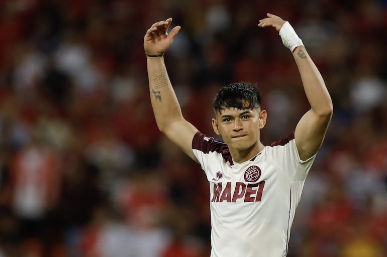 Julio Soler, futbolista de Lanús, celebra un gol después de marcar un penal en el partido de vuelta de los cuartos de final de la Copa Sudamericana 2024 contra Independiente Medellín en el estadio Atanasio Girardot, en Medellín, Colombia.