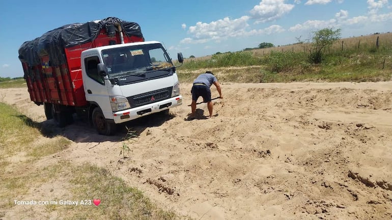 Un camión repartidor de mercaderias quedó atascado en medio del arenal.