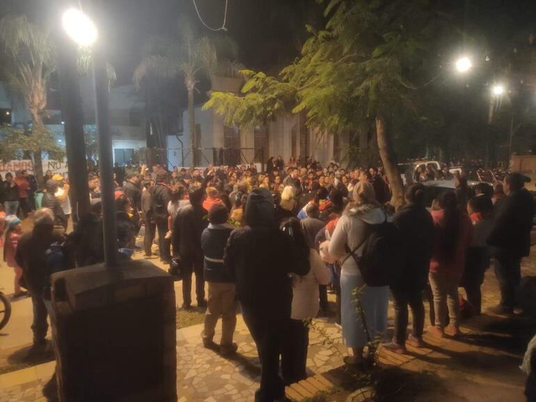 Vecinos de Villeta en pie de guerra. Anoche se manifestaron frente a la municipalidad para repudiar la intención de vender 10 ha de la ribera del río Paraguay. Para las 14:00 de mañana anuncian una otra medida de protesta.