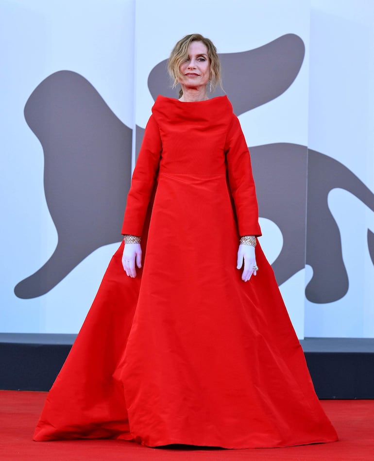 ¡También de rojo! La presidenta del jurado 'Venezia 81' Isabelle Huppert llega para la ceremonia de apertura del festival de cine. (EFE/EPA/ETTORE FERRARI)
