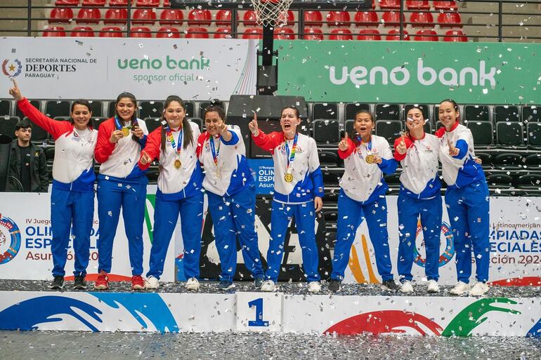 Celebración en lo más alto del podio de las chicas de la selección 3x3 del baloncesto que se alzaron la medalla de oro en la SND.