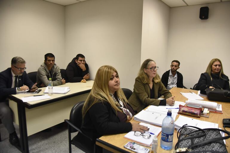 Los acusados junto con sus respectivos defensores, durante la jornada de juicio oral.