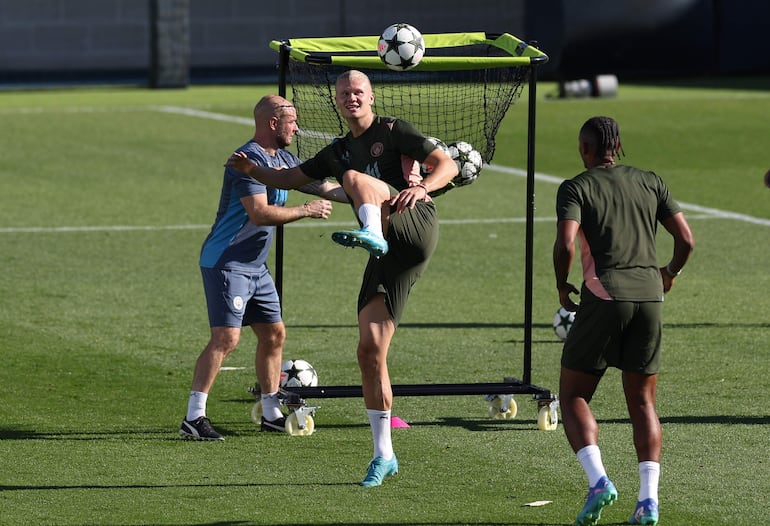 Manchester (United Kingdom), 17/09/2024.- Erling Haaland of Manchester City (C) attends a training session in Manchester, Britain, 17 September 2024. Manchester City will face Inter Milan in the league phase of the UEFA Champions League on 18 September 2024. (Liga de Campeones, Reino Unido) EFE/EPA/ADAM VAUGHAN
