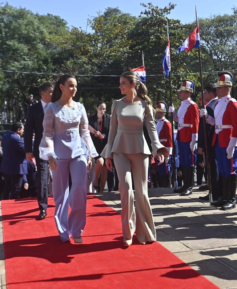 Hay una tendencia a modernizarse y lucir pantalones en actos protocolares como una asunción al mando.