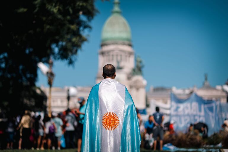 Personas participan en una manifestación convocada por la Confederación General del Trabajo (CGT), la principal central sindical del país e identificada con el peronismo, en Buenos Aires (Argentina). La huelga de la CGT, principal gremio del país, es la primera movilización general desde 2019, que cuenta con apoyo de organizaciones sociales y políticas de Argentina, y el primero que deberá afrontar el Gobierno del ultraliberal Javier Milei. EFE/ Juan Ignacio Roncoroni