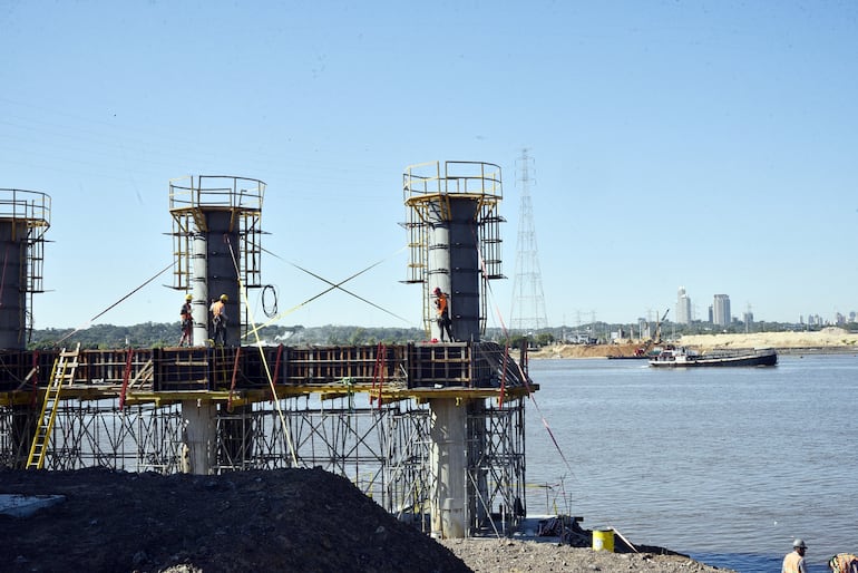 Vista de Asunción desde la zona de obras, donde el puente se conectará con la Costanera Norte.