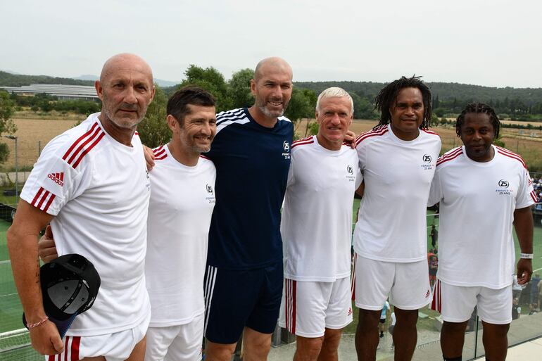 Ganadores del Mundial 1998: Fabien Barthez, Bixente Lizarazu, Zinedine Zidane, Didier Deschamps, Christian Karembeu y Bernard Diomede, durante la reunión de ayer para celebrar el 25 aniversario del título de la Copa del Mundo.