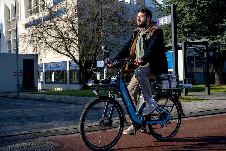 Denniz Goren, estudiante de robótica, prueba la Delft SenseBike por las calles de Delft, Países Bajos.