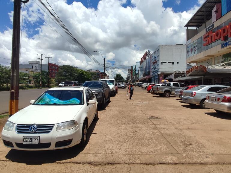 El descongestionamiento en el puente internacional alienta la venida de turistas compradores desde Posadas (Argentina).