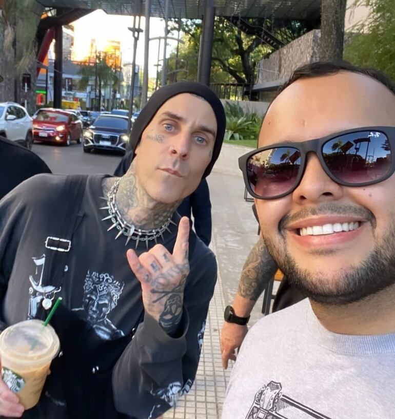 El baterista Travis Barker posando con un fan en plena calle. (Instagram/Blink-182 Paraguay)