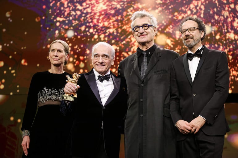 Martin Scorsese (segundo de la izquierda) recibió el Oso de Oro honorario acompañado por el cineasta alemán Wim Wenders, el crítico cinematográfico y director artístico de la Berlinale, Carlo Chatrian (derecha); y la directora ejecutiva de la Berlinale, Mariette Rissenbeek (izquierda).
