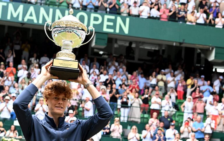 Jannik Sinner (22 años) se estrenó como #1 con título en Halle.