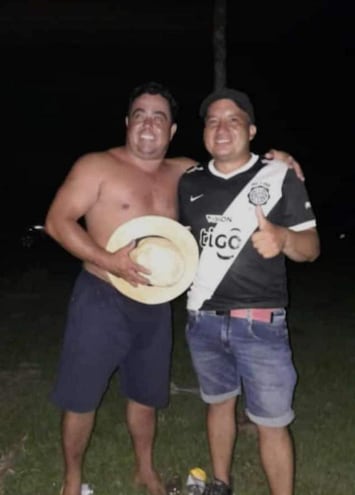 Ranulfo Villalba Morínigo, sin remera y Juan Cardozo el día en que fueron asesinados. Los familiares de las víctimas del doble homicidio ocurrido en marzo pasado en esta localidad están exigiendo justicia y el procesamiento de todos los involucrados en este brutal crimen. Una de las víctimas sufrió 13 heridas de arma blanca y un disparo de arma de fuego, mientras que la otra recibió ocho puñaladas, lo que evidencia la crueldad y alevosía con las que se cometieron los asesinatos.