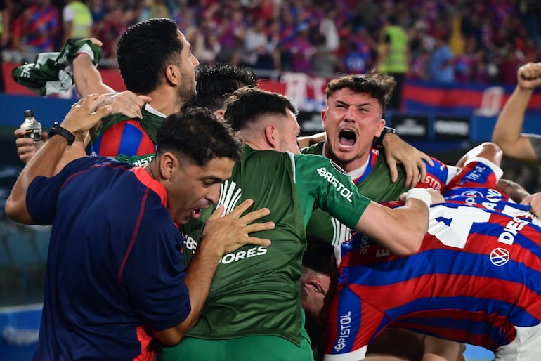 Los jugadores de Cerro Porteño festejan un gol en el partido ante Alianza Lima por la fase de grupos de la Copa Libertadores 2024 en el estadio La Nueva Olla, en Asunción.