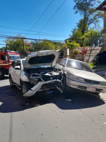 El triple choque registrado en Asunción perjudicó incluso a un vehículo que estaba estacionado.