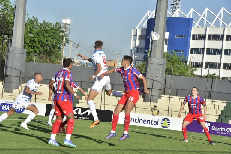 Llegada aérea de Nacional en el partido ante el Ciclón