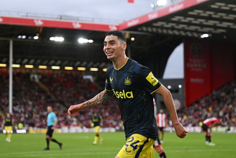 El paraguayo Miguel Almirón, futbolista del Newcastle, celebra un gol en el partido contra el Sheffield United por la Premier League 2023-2024.