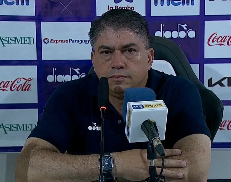 Roberto Torres, entrenador de Sol de América, en la conferencia de prensa posterior al partido frente a Libertad en el estadio Municipal de Carapeguá, en Carapeguá, Paraguay.