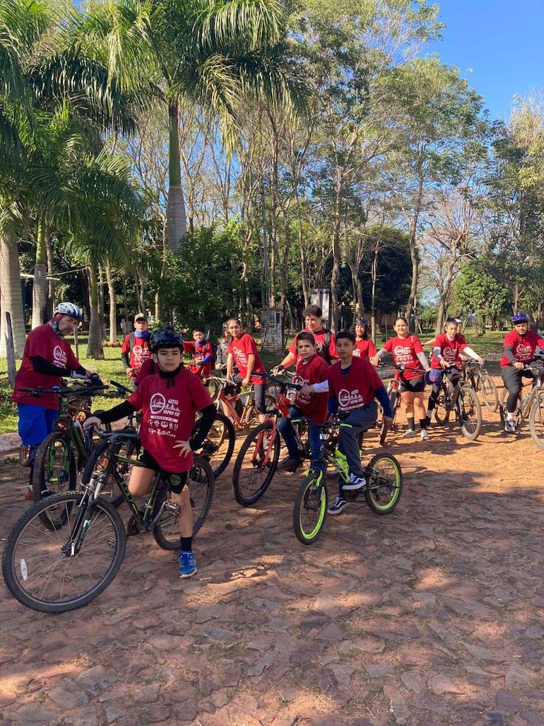 Los jóvenes con entusiasmo participaron del Bicitour Histórico.