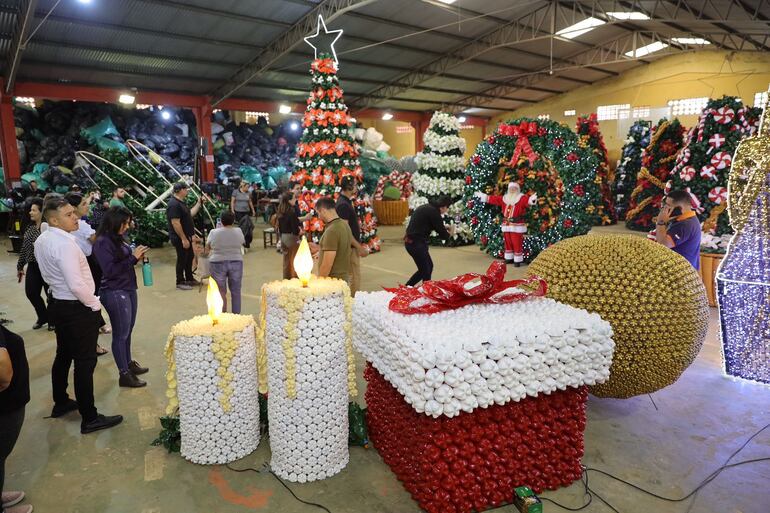 Los adornos navideños empezarán a salir a calles desde la próxima semana. 