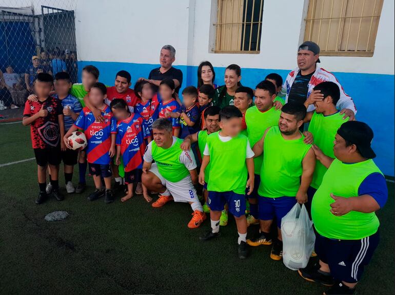 Los niños que fueron a visitar a sus padres, el domingo pasado, posando con la selección paraguaya de talla baja.