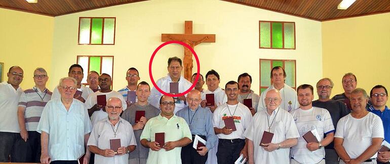 El presbítero Anuncio López (en círculo) junto a sacerdotes de la congregación Oblatos de María Inmaculada.