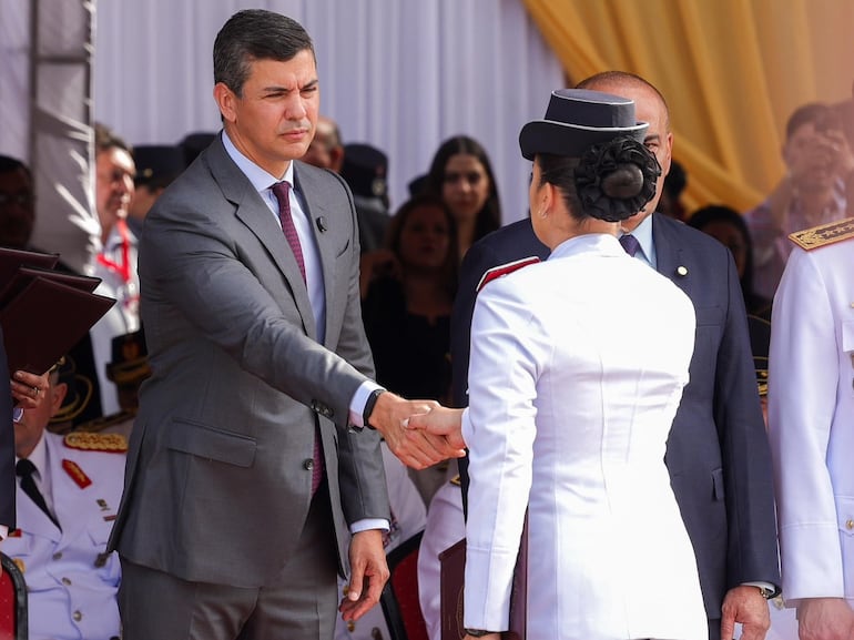 El presidente Santiago Peña saluda a una uniformada de la Policía Nacional.